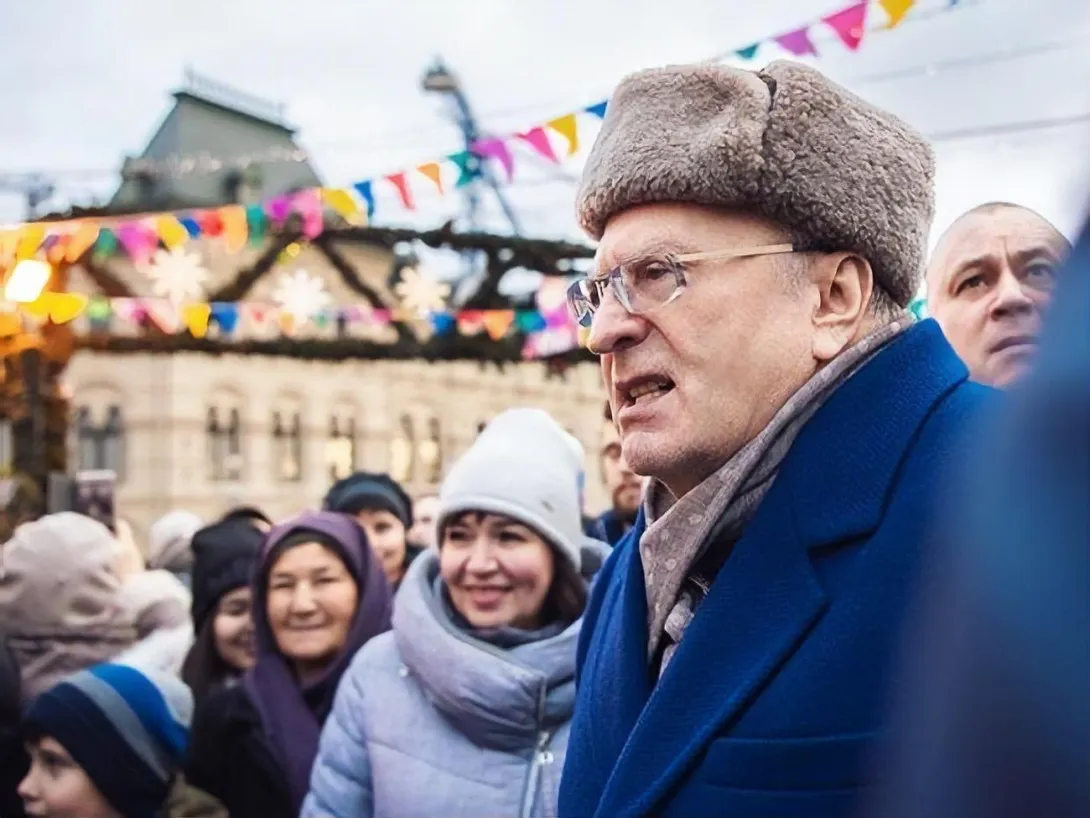 Жириновский в центре Москвы раздавал деньги «крепостным и холопам»