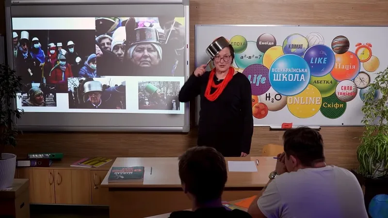 Учительница на Украине надела на голову кастрюлю и рассказала детям о майдане