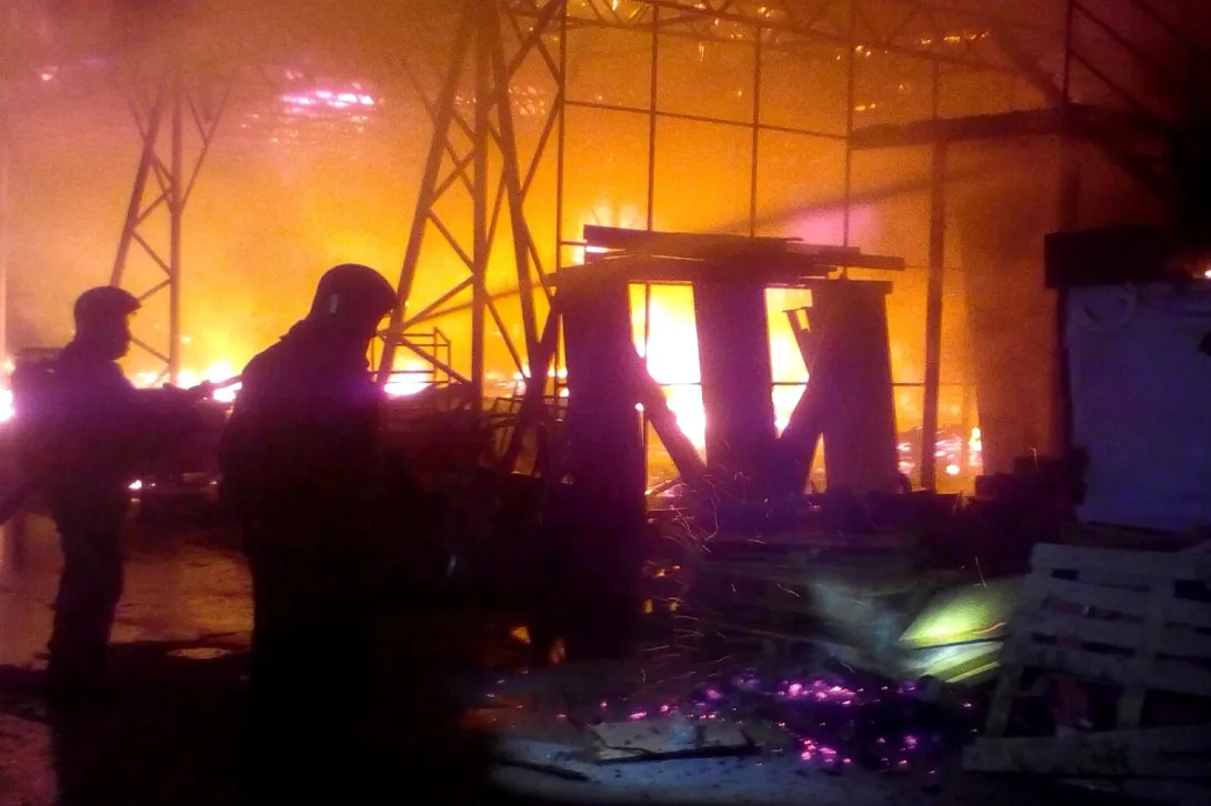 Загоревшийся в Севастополе ангар со стройматериалами тушили до утра 