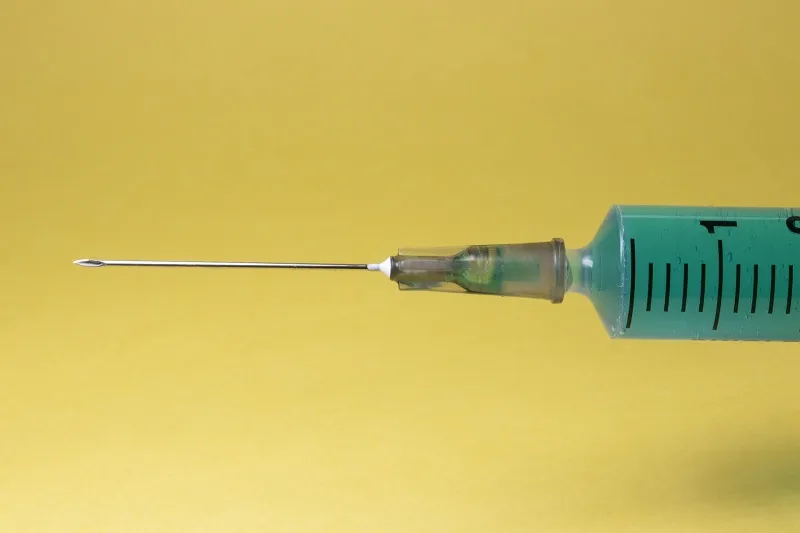 Вакцину от коронавируса опробовали на людях