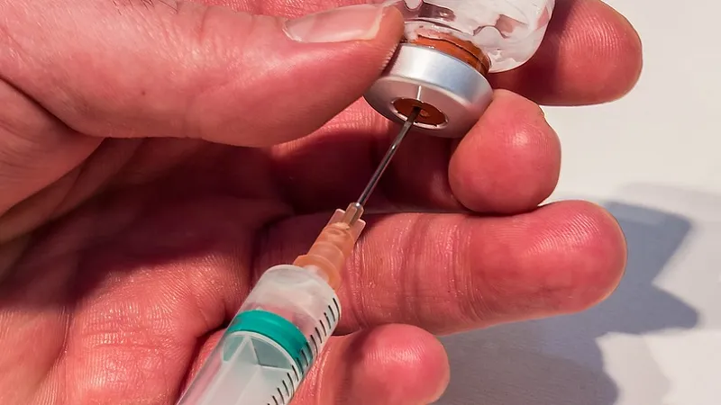 Российские ученые опробовали на себе вакцину от коронавируса 