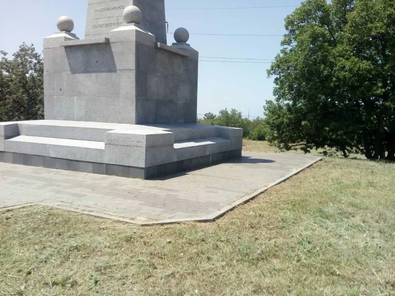 У памятника Инкерманскому сражению в Севастополе снова чисто