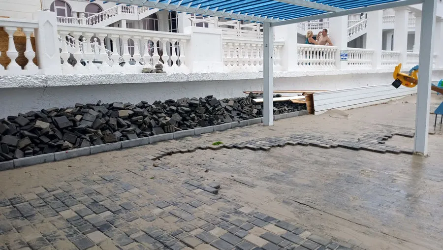 В Севастополе небольшой шторм уничтожил только что отремонтированный пляж