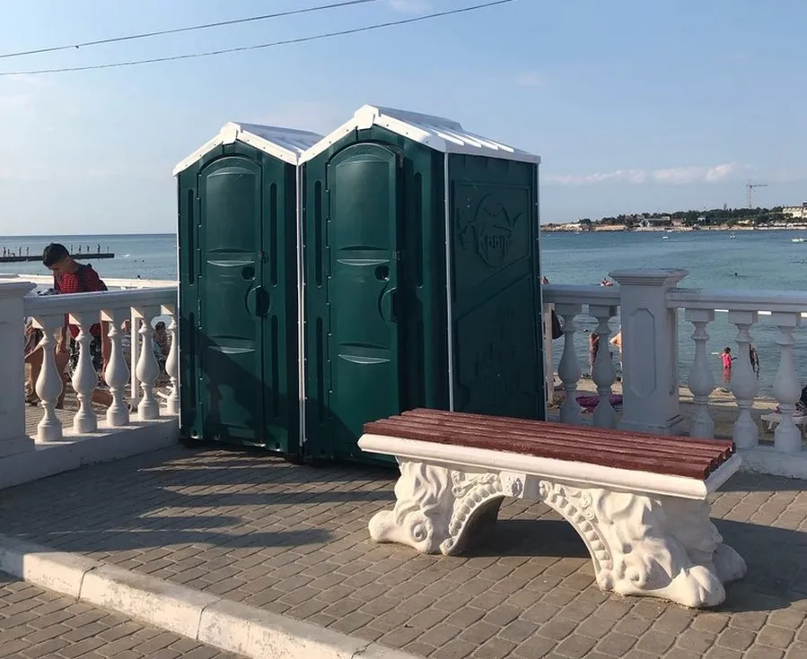 На пляже «Омега» в Севастополе кочуют неприкаянные туалеты