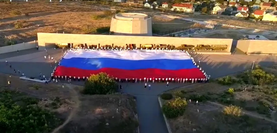 На 35-й батарее в Севастополе развернули самый большой флаг России 