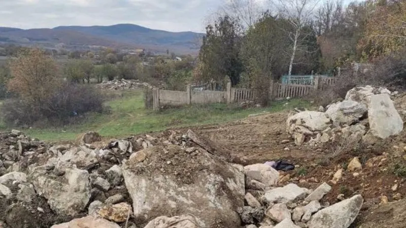 К Туристскому пруду в Севастополе свозят строительный мусор