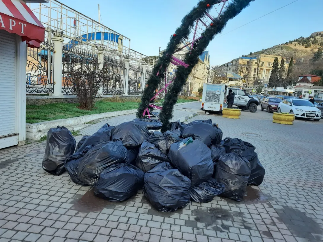 Издалека выглядит как арт-объект – черные камни: на набережной Балаклавы неделю лежат мешки с мусором