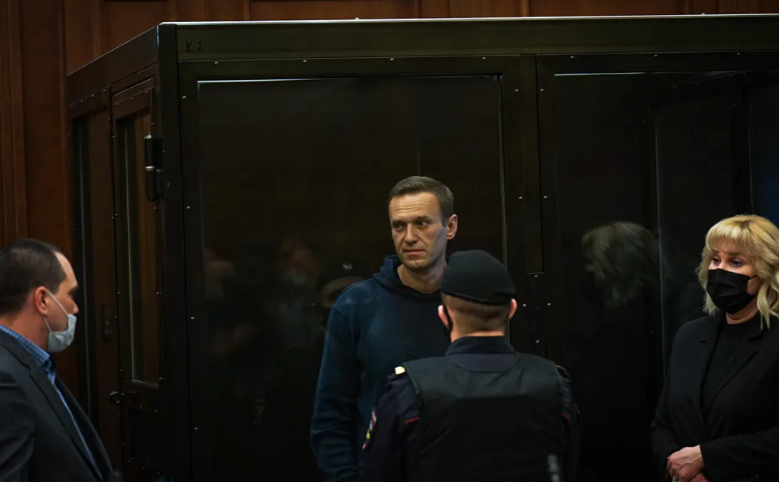 Суд заменил Навальному условный срок на 3,5 года колонии
