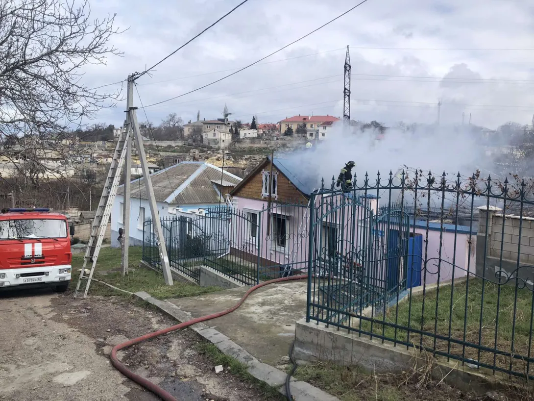 В Севастополе на пожаре пострадали два человека