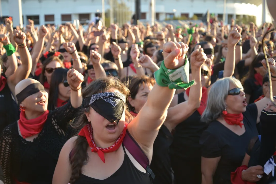Марш феминисток в Испании атаковали женщины ультраправых взглядов