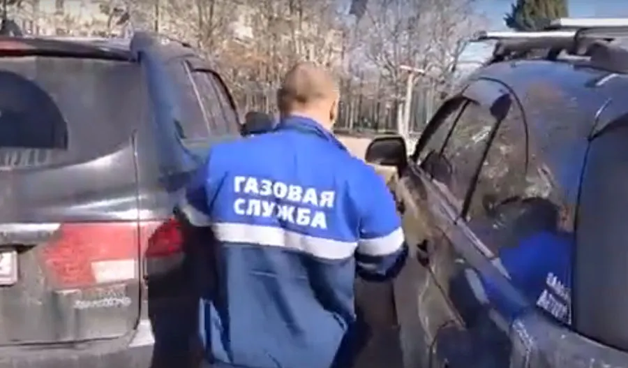 «Газовый аферист» спрятался от севастопольцев в машине