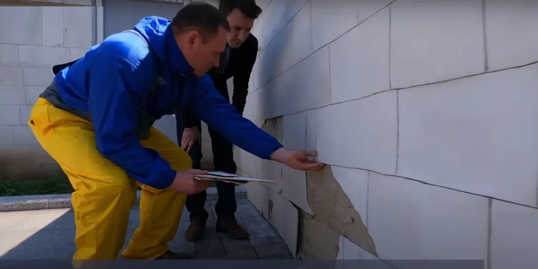 Севастопольский чиновник грозит полицией реставратору, поломавшему Большую Морскую пальцем
