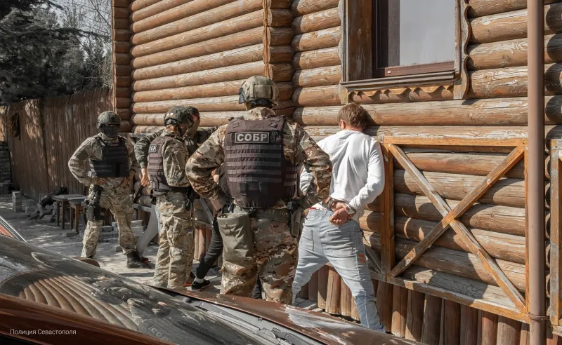 Канистра с ювелиркой: в Севастополе задержали банду вежливых домушников 