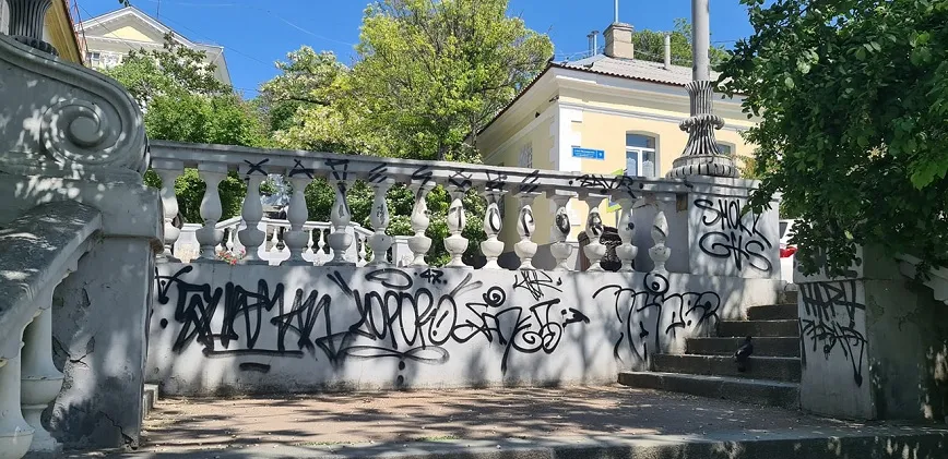 Севсети#1242: Поналетевшие в Севастополь, надпись на заборе и парковка vs магазин 
