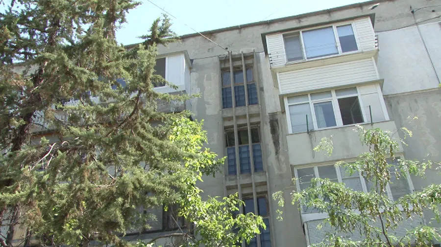 Жители Севастополя боятся камней на головы у входов в подъезды