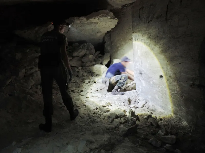 Поисковики обнаружили в крымских каменоломнях редкий нагрудный знак