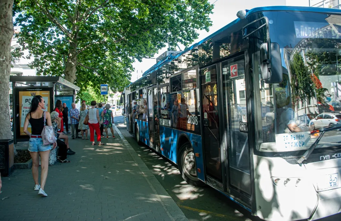 Систему общественного транспорта Севастополя одолевают долги и иски 