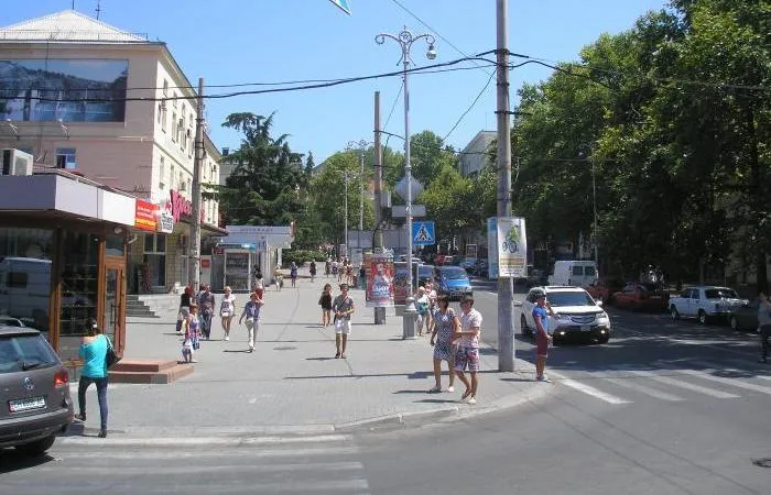Женщину отправили в больницу с пешеходного перехода в центре Севастополя 