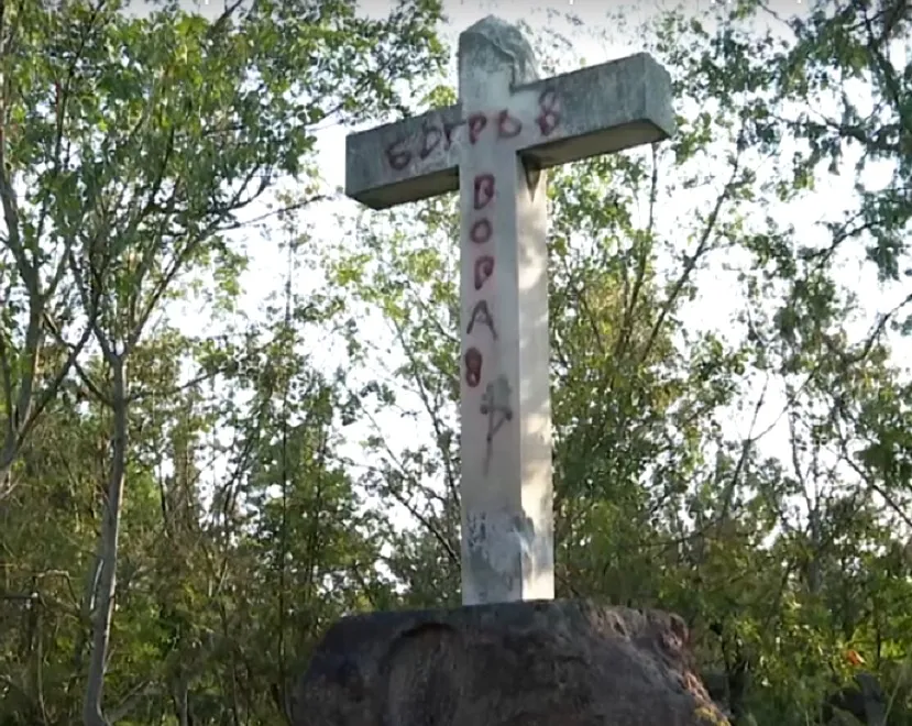 Департаменту городского хозяйства предписали выгнать бомжей со старейшего кладбища Севастополя