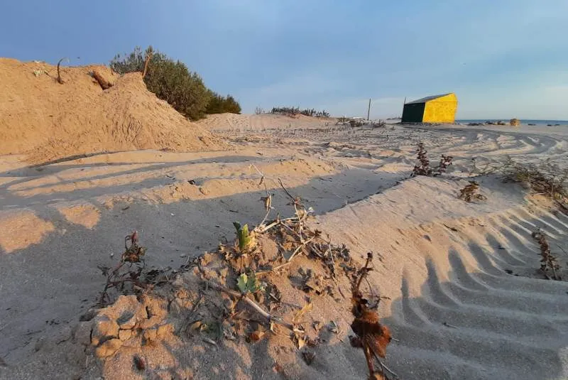 «Дубль два»: крымчанин сравнял песчаные дюны трактором