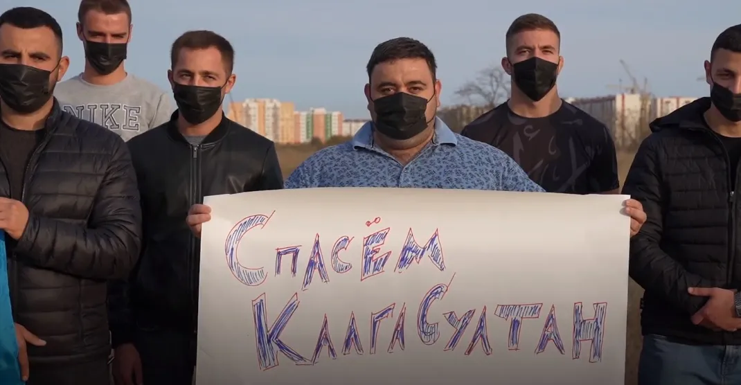Крымские татары устроили флешмоб в защиту исчезнувшего дворца