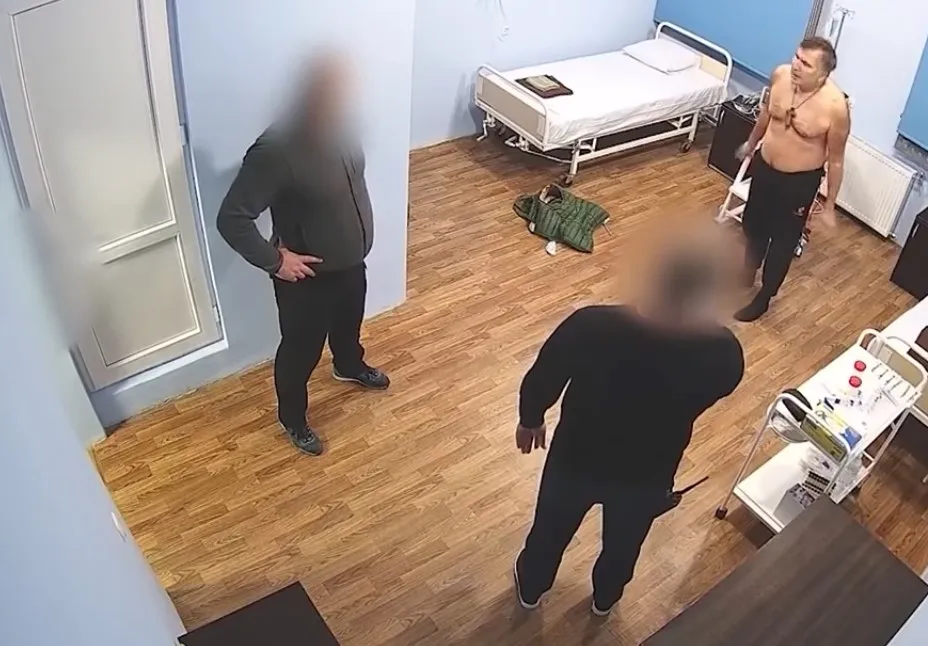 «У Гади Савченко учился голодать»: Саакашвили устроил погром в больнице. Видео