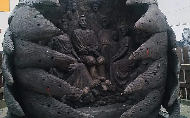 Странный памятник царской семье в Крыму спрячут от людских глаз