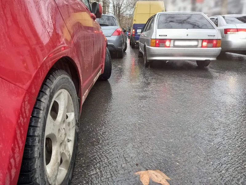 Почему в столице Крыма автомобилисты не могут противостоять дождям 