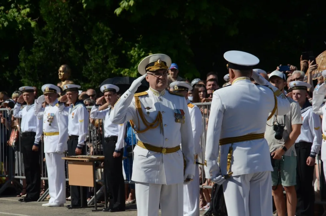 Командующий ЧФ Осипов поздравил с выпуском офицеров и мичманов ЧВВМУ им. Нахимова
