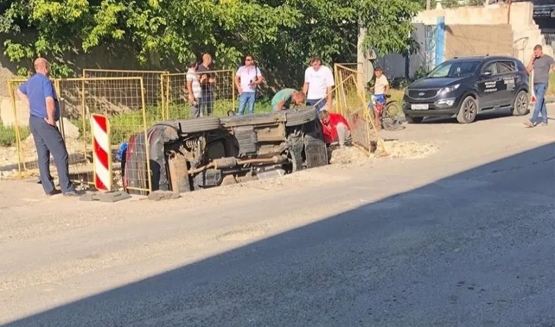 В столице Крыма автомобиль провалился в яму