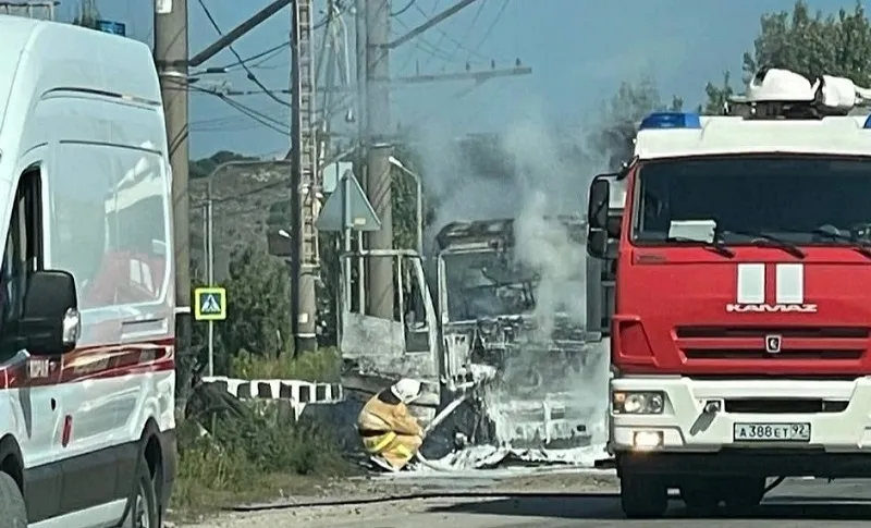 Фура загорелась на трассе в Севастополе