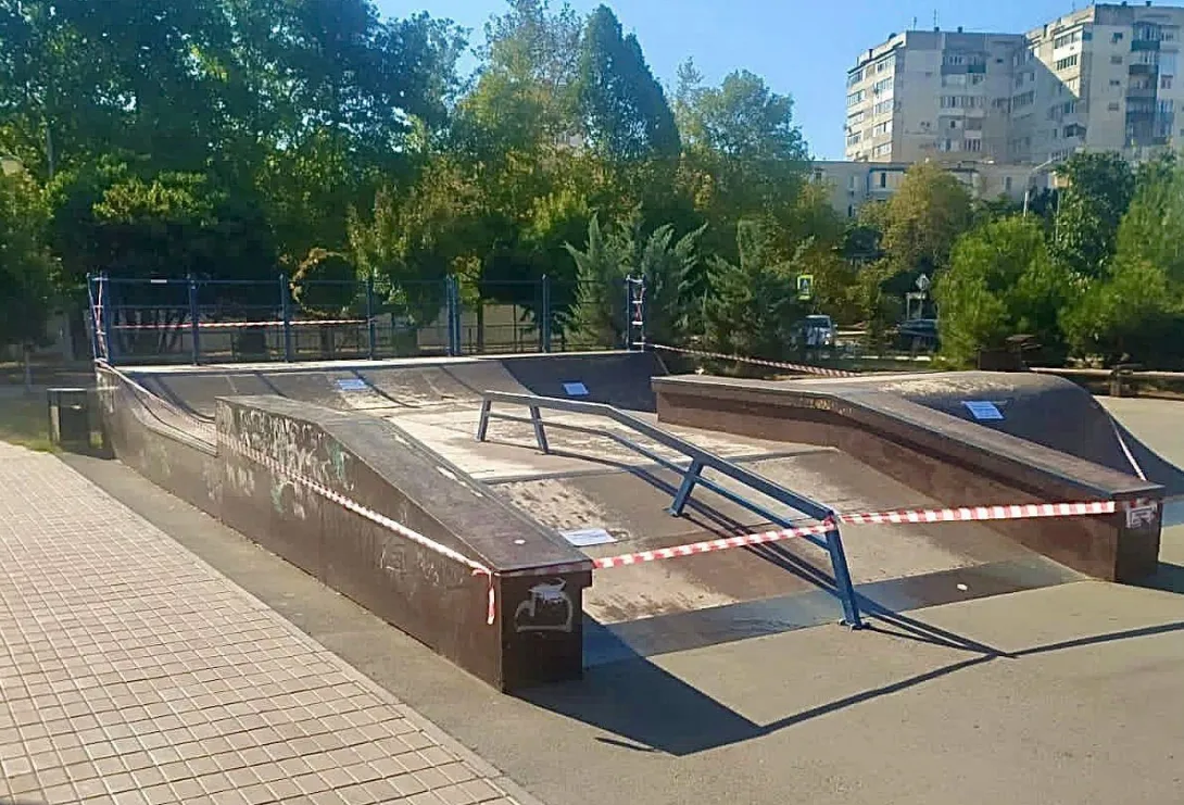 Травмировавший ребенка скейтодром в севастопольском Динопарке демонтируют 