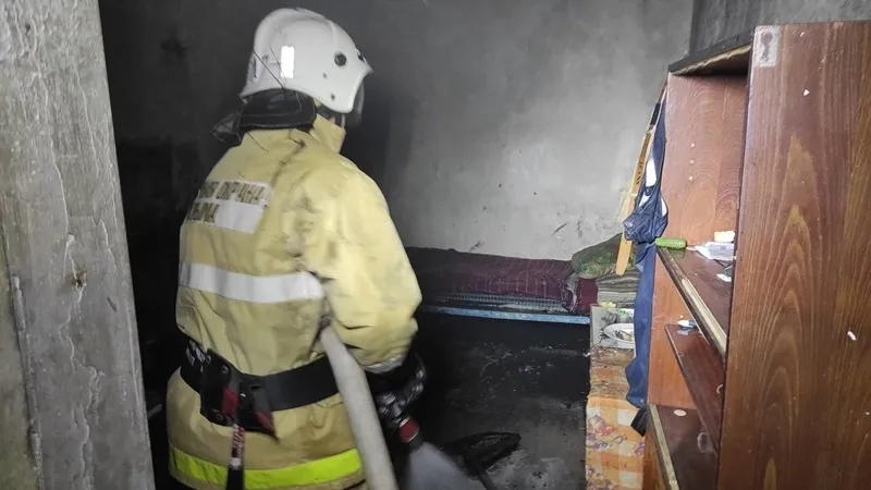 На северо-западе Крыма пожарные вытащили человека из горящего дома