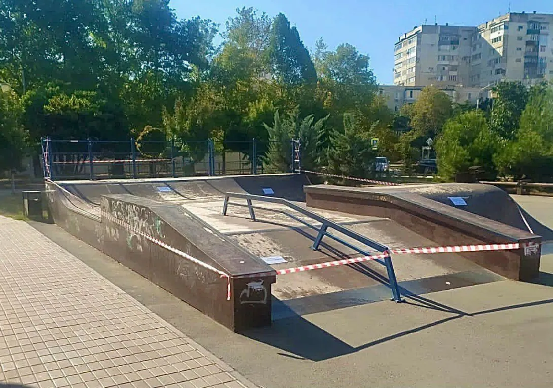 В Севастополе начали снос аварийного скейт-парка