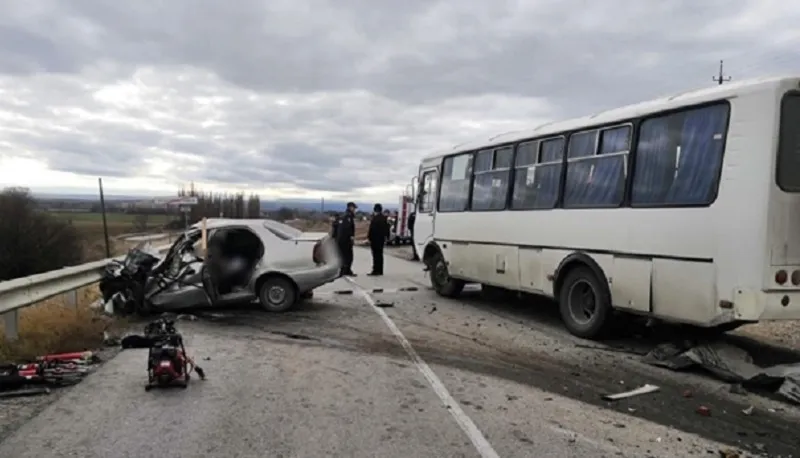 В Крыму при столкновении автобуса с легковушкой погиб человек