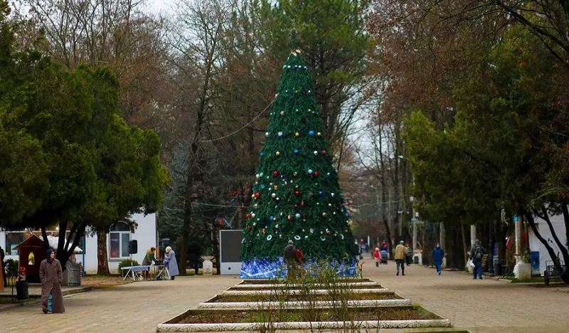 Столицу Крыма готовят к новогодним праздникам «по-старому»