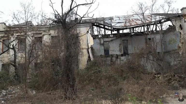 Послевоенный дом с дыркой поражает жителей Севастополя 