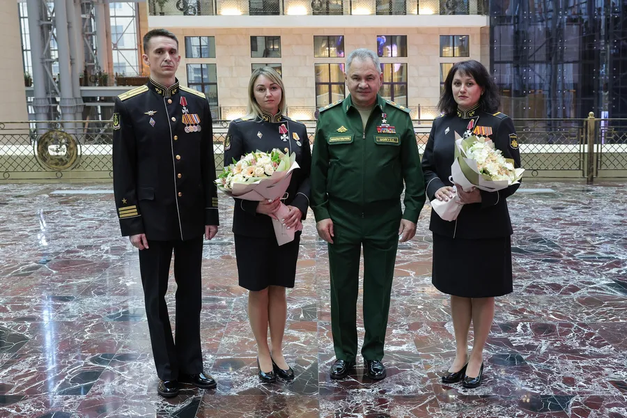 Шойгу наградил отразивших атаку дронов севастопольских женщин-военных