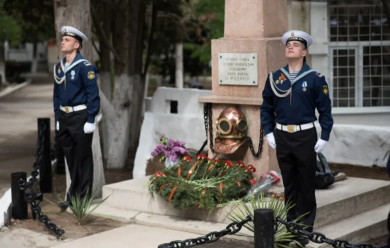 В Севастополе памятники перевезли на новое место 