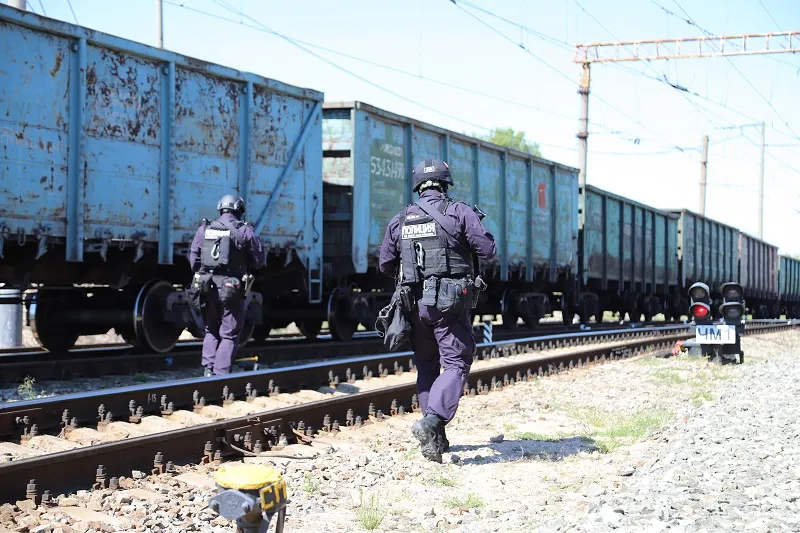 В Севастополе полиция искала опасные предметы на железнодорожных путях