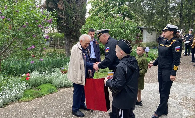 Парад у дома: в Севастополе лично поздравляют ветеранов Великой Отечественной войны