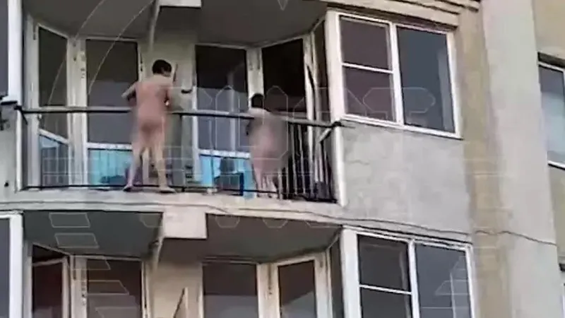 Прыгающего по балконам голого мужчину гоняли полицейский, пожарный и соседи с палками