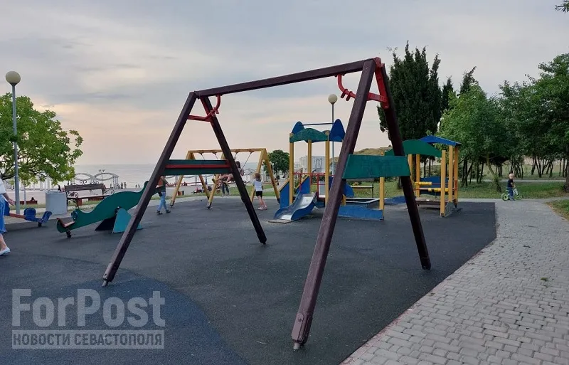 В Севастополе вандалы и власти оставили детей без качелей