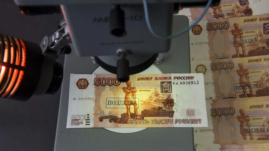 Как российские фальшивомонетчики стали телефонными банкирами