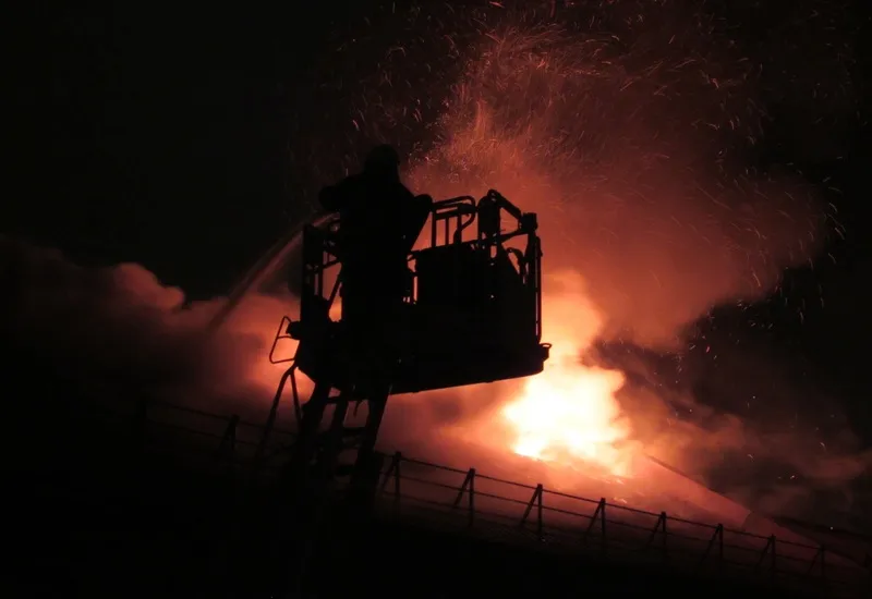 На ночном пожаре в девятиэтажке столицы Крыма спасли восемь человек