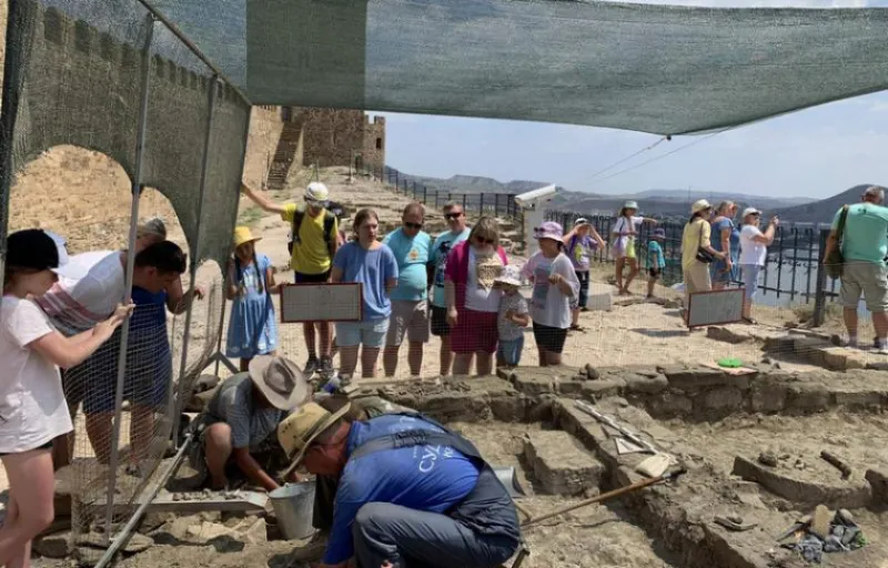Раскопки крепости в Крыму «подарили» историкам скелеты людей и остатки тандыра