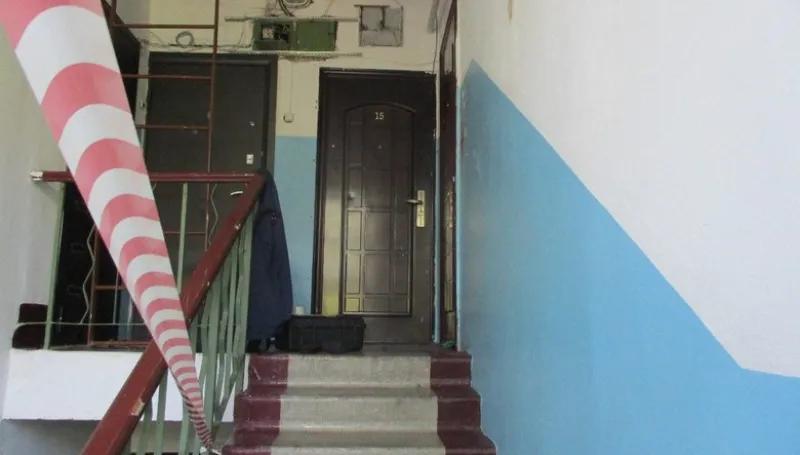 Подростка зарезали в подъезде многоквартирного дома в Крыму