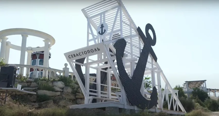 Арт-объект в виде якоря установили у парка Победы в Севастополе