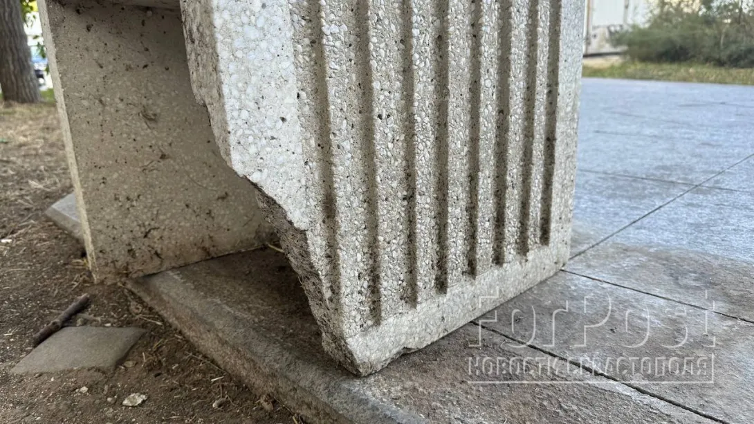 В Севастополе вандалы разбили каменные скамейки недалеко от площади Ушакова