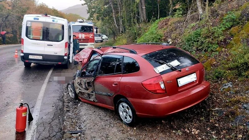 Водитель легковушки погиб в лобовом столкновении с грузовиком на крымском серпантине